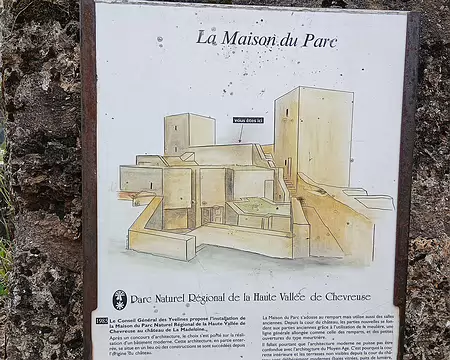 015 Le château de la Madeleine abrite la Maison du Parc Naturel Régional de la Haute Vallée de Chevreuse depuis 1989