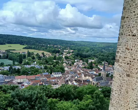 016 Vue sur le village de Chevreuse et la vallée de l’Yvette depuis les remparts du château