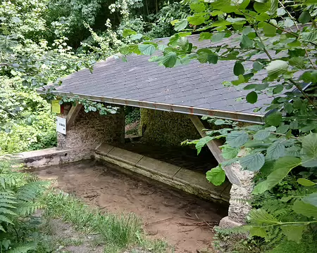 028 Le lavoir de la Source aux Fées au pied de la Butte Ronde (commune de Saint-Forget)