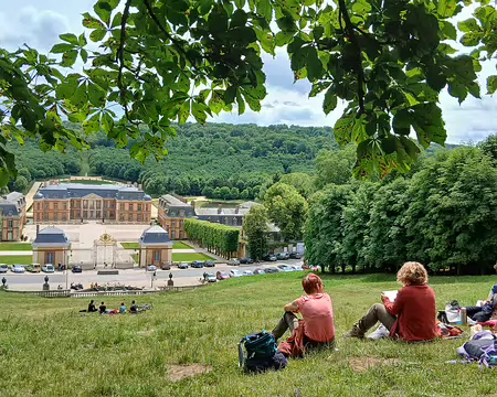 035 Pique-nique puis pause dessin / aquarelle sur la colline dominant le château de Dampierre construit au XVIIème siècle par Jules Hardouin-Mansart pour le duc de...