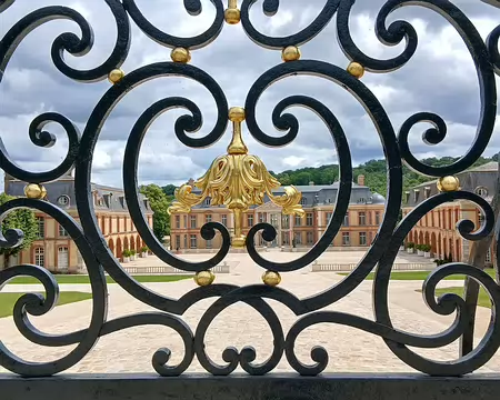 038 Depuis 2018 le domaine de Dampierre est la propriété de F. Muniez. La grille d’honneur a été restaurée en 2024 …