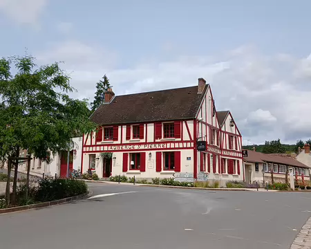 040 L’auberge Saint-Pierre près du château de Dampierre