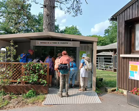 050 A la ferme de Coubertin. Merci Marina pour cette belle randonnée dans le parc Naturel de la Haute Vallée de Chevreuse