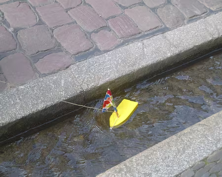 P1210328 Les enfants font voguer leurs petits bateaux...