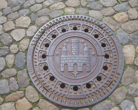P1210335 Plaque d'égout et pavage de la ville