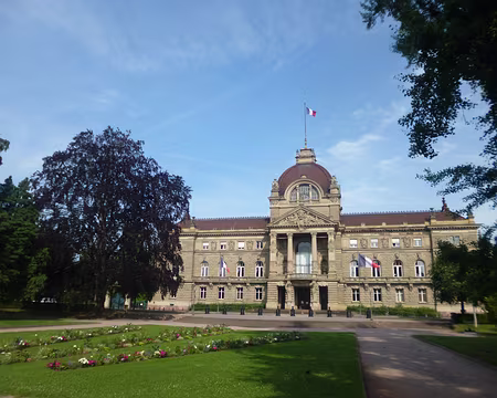 P1210385 ...son Palais du Rhin (ancien Palais impérial construit en 1889 lors de l'annexion prussienne de 1871 à 1918) bordant la Place de la République...
