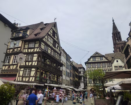 P1210387 ...ses maisons typiques...