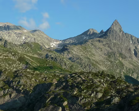 P1360210 De droite à gauche : Le Pic Prudent, la Coume Estrette et à gauche le Turon de Néouvielle notre objectif de demain