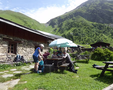 P1040051 pause au refuge des chalets de Miage