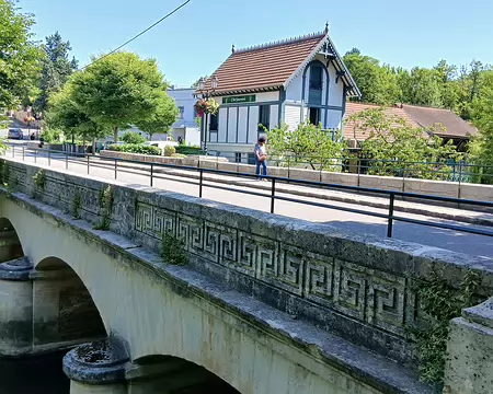 012 Le pont Perronet (1780) enjambe les deux bras de l’Yerres à Brunoy