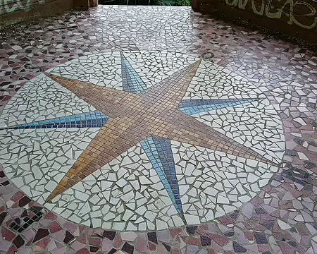 017 Mosaïque Art déco dans un petit belvédère au bord de l’eau