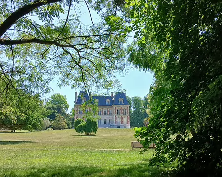 018 Le château du Réveillon (milieu du XIXème siècle) abrite la Maison des Arts de Brunoy