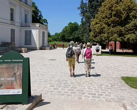 028 Arrivée à la Maison Caillebotte, résidence d’été de la famille Caillebotte de 1860 à 1879. Acquise par la commune d’Yerres en 1973, et restaurée