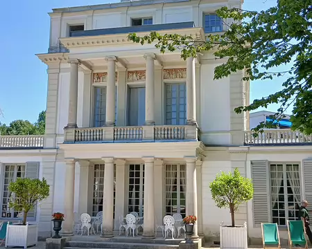 030 La maison à colonnades (1830), de style néoclassique, est inscrite aux monuments historiques