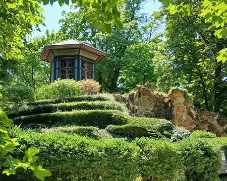 035 Le kiosque oriental domine le parc Caillebotte