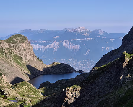 20250705_085025 vue depuis le Col de la Pra vers le lac de Crozet et le massif de la Chartreuse