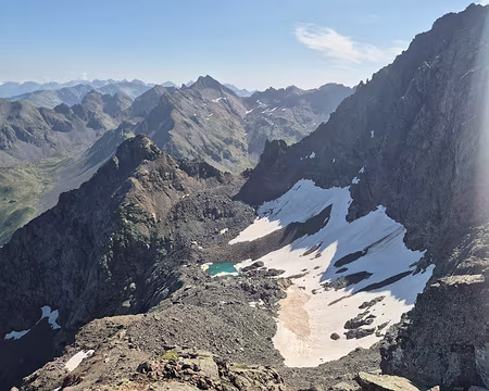 20250705_101958_1 Le glacier de la Sitre, le col des Lances, la Petite Lance de Domène, vus depuis le début de l'arête vers le Pic du Loup ; un sentier descend du col en passant...