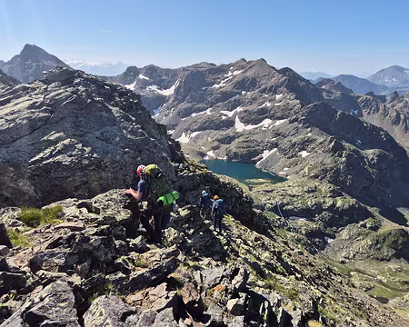 20250705_103542 sur la crête vers le Pic du Loup, en bas le lac du petit Doménon, derrière la Grande Lauzière et le Pic du Grand Doménon