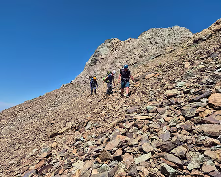 20250705_121347 le pierrier vers la Grande Lance de Domène nous assurera un déjeuner à l'heure.