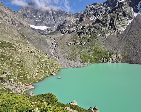 20250705_170320 le Lac Blanc et le glacier de Freydane, devant les pics de Belledonne