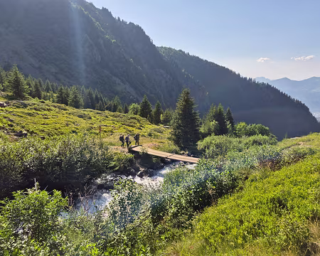 20250705_180544 sous le Lac Blanc, le pont sur le ruisseau de Vars pour rejoindre le Habert du Mousset