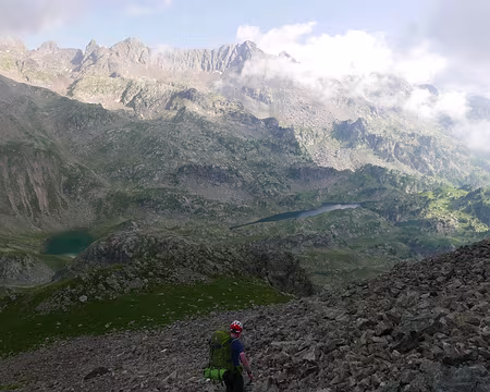 P1180945 Vue sur les lacs Claret et Longet dans la descente du Galeteau vers le refuge de la Pra.
