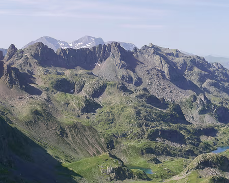 P1180962 Vue sur les pointes de Jasse Bralard et au loin sur le Taillefer.