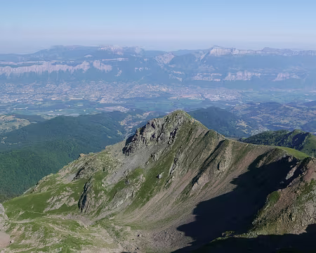 P1180966 Vue sur la petite Lance du Crozet et au loin sur le massif de la Chartreuse.