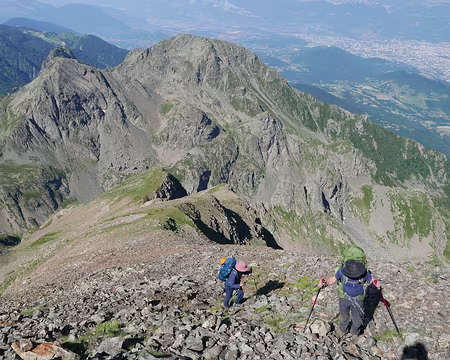 P1180968 Le rocher commence à prendre le dessus.
