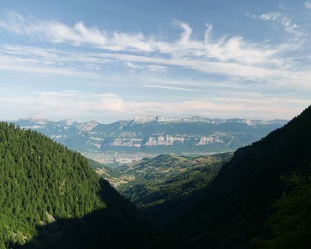 P1190037 Vue sur la Chartreuse avec un ciel bien voilé.