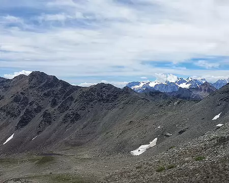 20250723_120841-01 Vers le sud-est la chaîne se poursuit par le Col des Muandes et le Rocher de la Grande Tempête. Les Écrins visibles derriere la Tête de la Cassille.