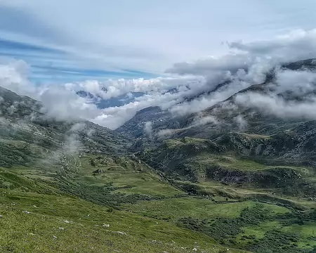 20250724_085749-01 Vue arrière en montant au Pas des Griffes. Valmeinier apparaît sous les nappes de brume.