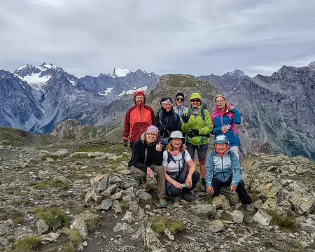 20250727_094221-01-01~2 Le groupe au col devant les Écrins. On ne va pas rester longtemps avec le vent glacial.