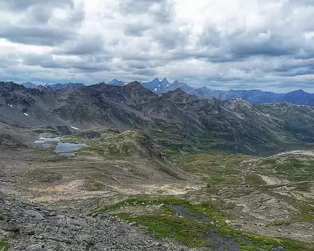 20250723_133619-01-01 Vers le nord-est, derriere les lacs des Glaciers, la Pointe des 3 Évêchés. La Roche Château et les Aiguilles d'Arve.
