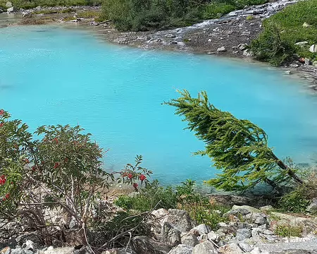 20250728_112005-01 La couleur est due au calcaire réduit en poudre par le frottement des glaciers, équivalent à un nettoyage au jet de sable.