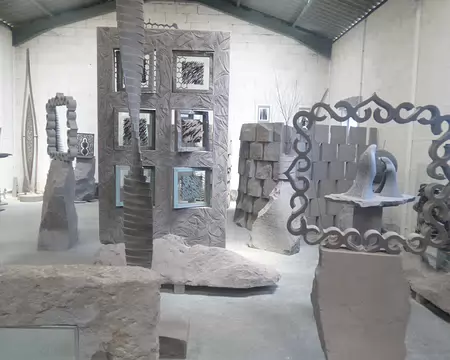 P1210400 J 1 - Atelier de sculpture de la pierre de Volvic