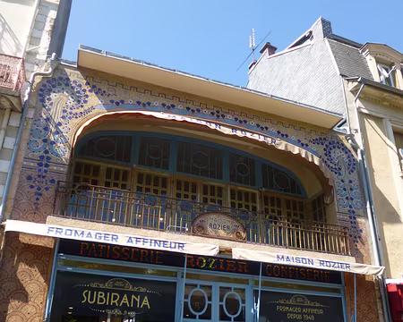 P1210541 ...La Maison Rozier à la façade Art Déco, ancienne pâtisserie, construite en 1920...