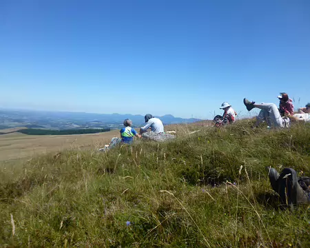 P1210560 Pique-nique à la Banne d'Ordanche avec la Chaîne des Puys au loin