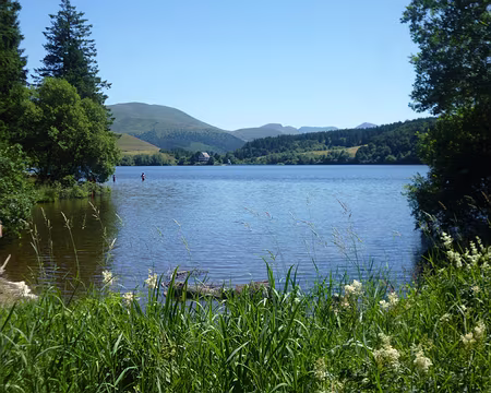P1210567 Le lac de Guéry (alt. 1244 m.) et le massif du Sancy