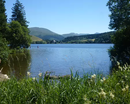 P1210567 Le lac de Guéry (alt. 1244 m.) et le massif du Sancy