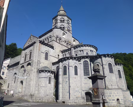 P1210584 La basilique Notre-Dame d'Orcival, XIIè s.