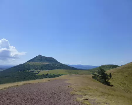 P1210613 Retour au Puy de Dôme. Merci à François pour cette belle et longue rando au sein des Puys. En bonus, petite visite de Monferrand, quartier médiéval...