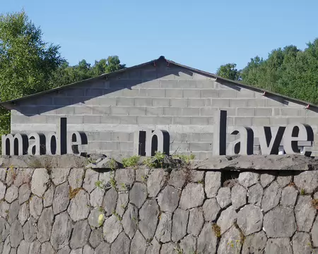 L'atelier Courtadon, près de la gare, travaille la pierre de Volvic.