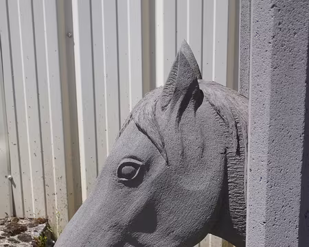 Après le cheval de bois, le Cheval d'Orgueil, voici le cheval de pierre.