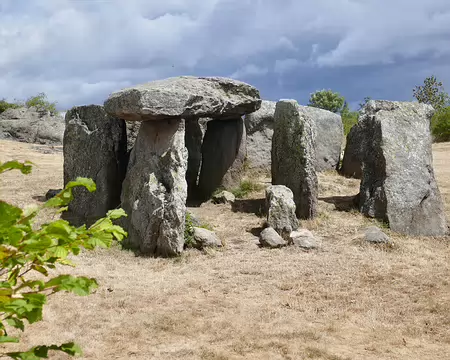 Allée couverte de la grotte Sarou.