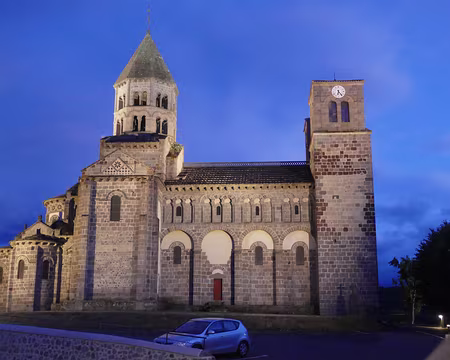 Église de St Nectaire, de style roman auvergnat, éclairée la nuit.