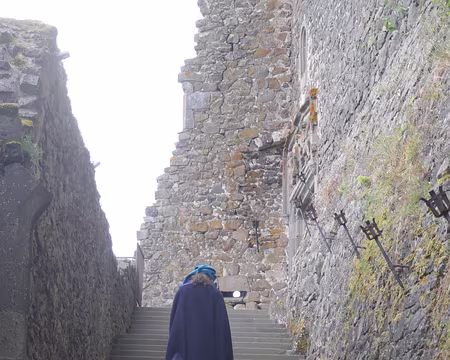 Un fantôme solitaire erre dans les ruines du château...
