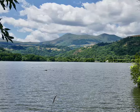 Le lac Chambon. Au loin, les Monts Dore.