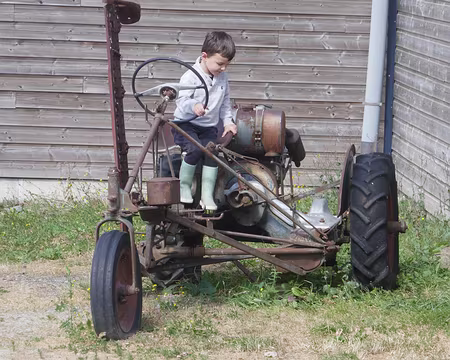 Ancienne faucheuse et jeune faucheur.