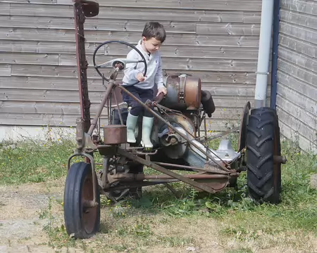 Ancienne faucheuse et jeune faucheur.